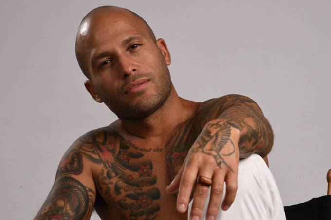 Surfista vira bombeiro honorário após socorrer famílias em São Bernardo do Campo