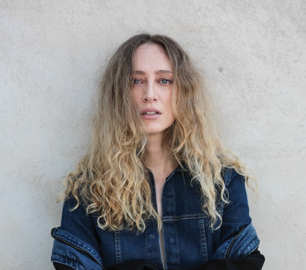 Maconha e haters: modelo expulsa energia negativa com xamanismo e ervas