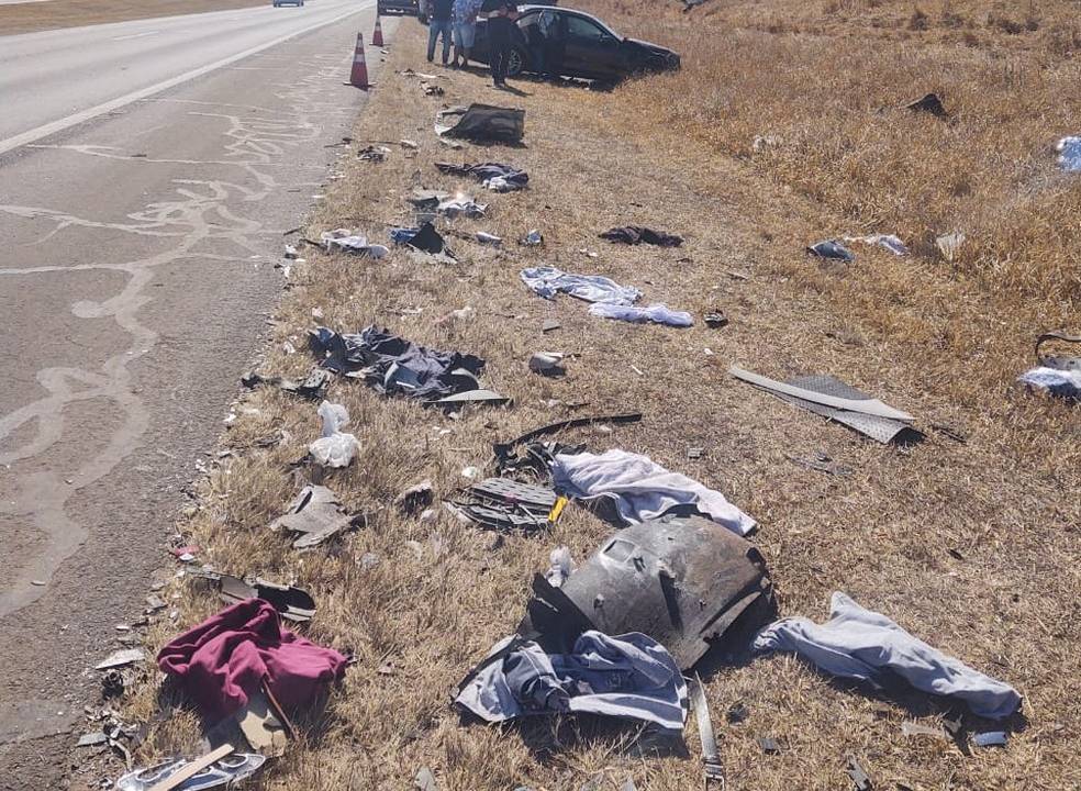 A imagem mostra destroços de acidente em rodovia