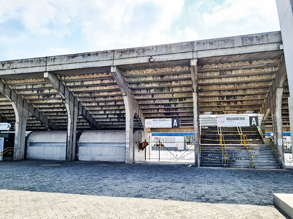 camarote-lgbt-sambódromo-carnaval-arquibancada-descuidada parte traseira de arquibancada do sambódromo, com diversas infiltrações aparentes