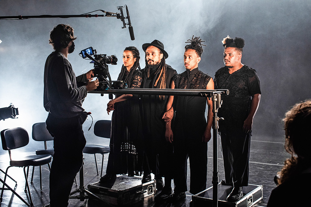 Mescla de peça e filme aborda o drama de pessoas negras