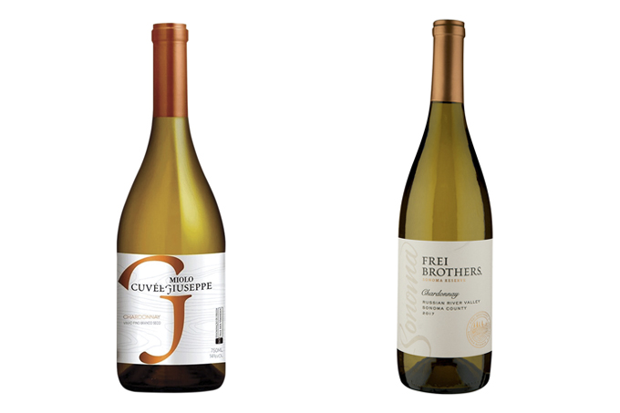 Duas garrafas de vinho branco colocadas em montagem com fundo branco.
