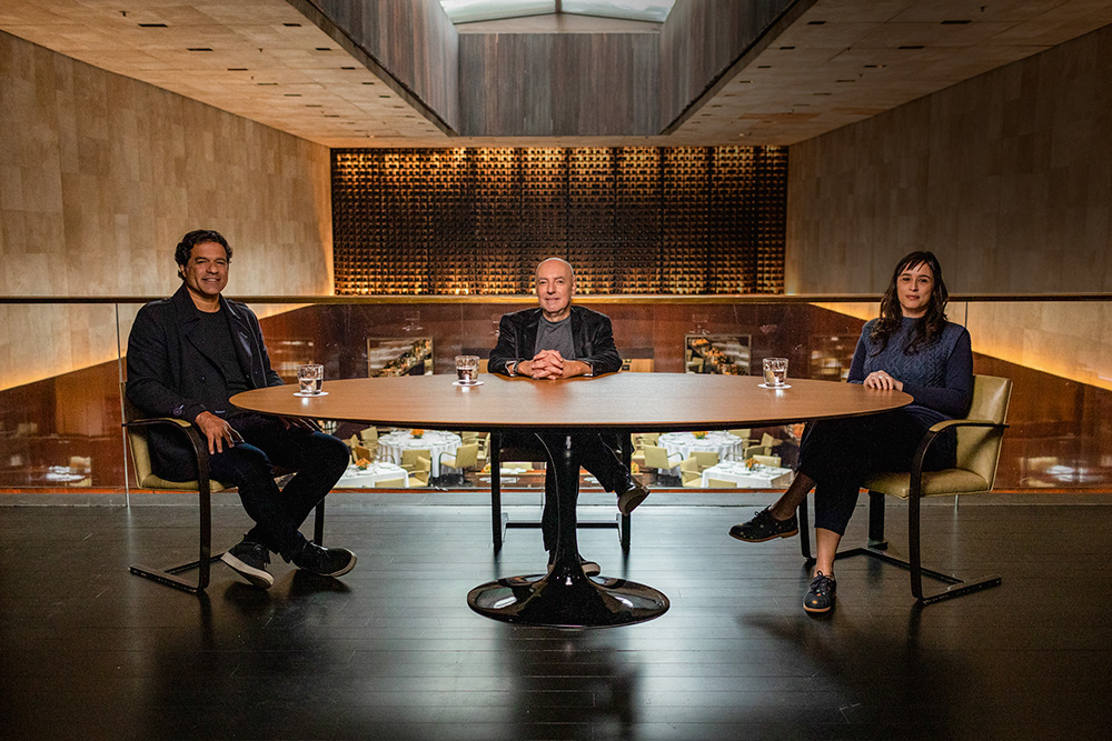 Raí, Josimar Melo e Bel Coelho sentados ao redor de mesa oval no mezanino do restaurante Fasano.