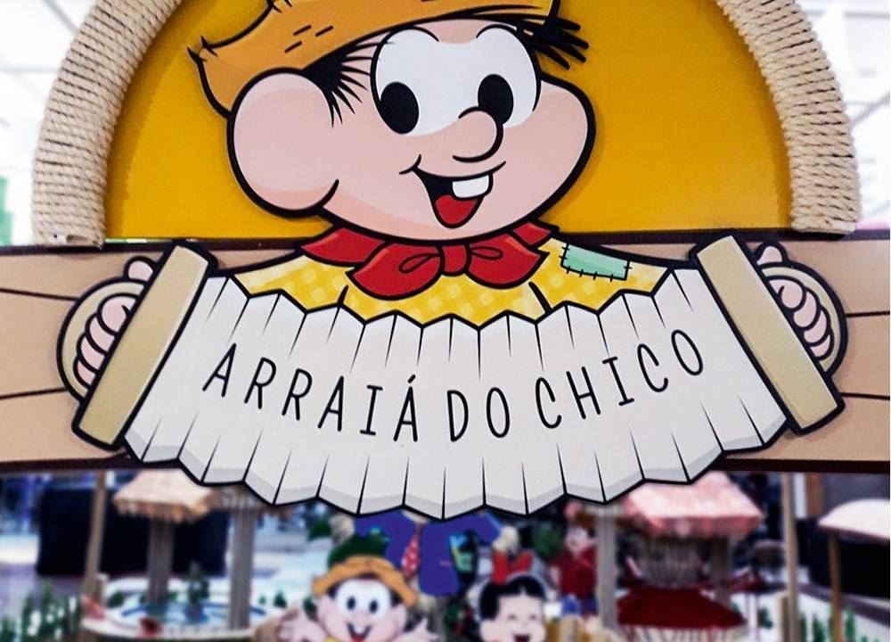 Placa decorativa com o personagem Chico Bento tocando uma sanfona com o escrito "Arraiá do Chico"