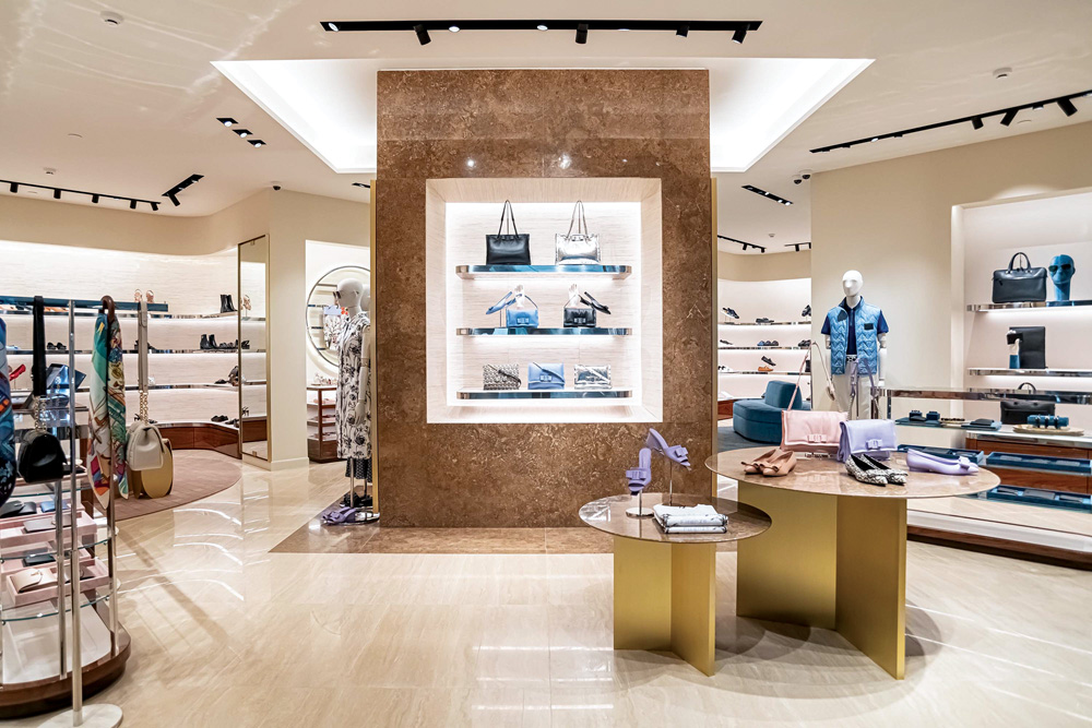 interior de loja da marca salvatore ferragamo no shopping JK Iguatemi. à direita e à esquerda, sapatos e bolsas, ao centro, uma prateleira embutida de bolsas