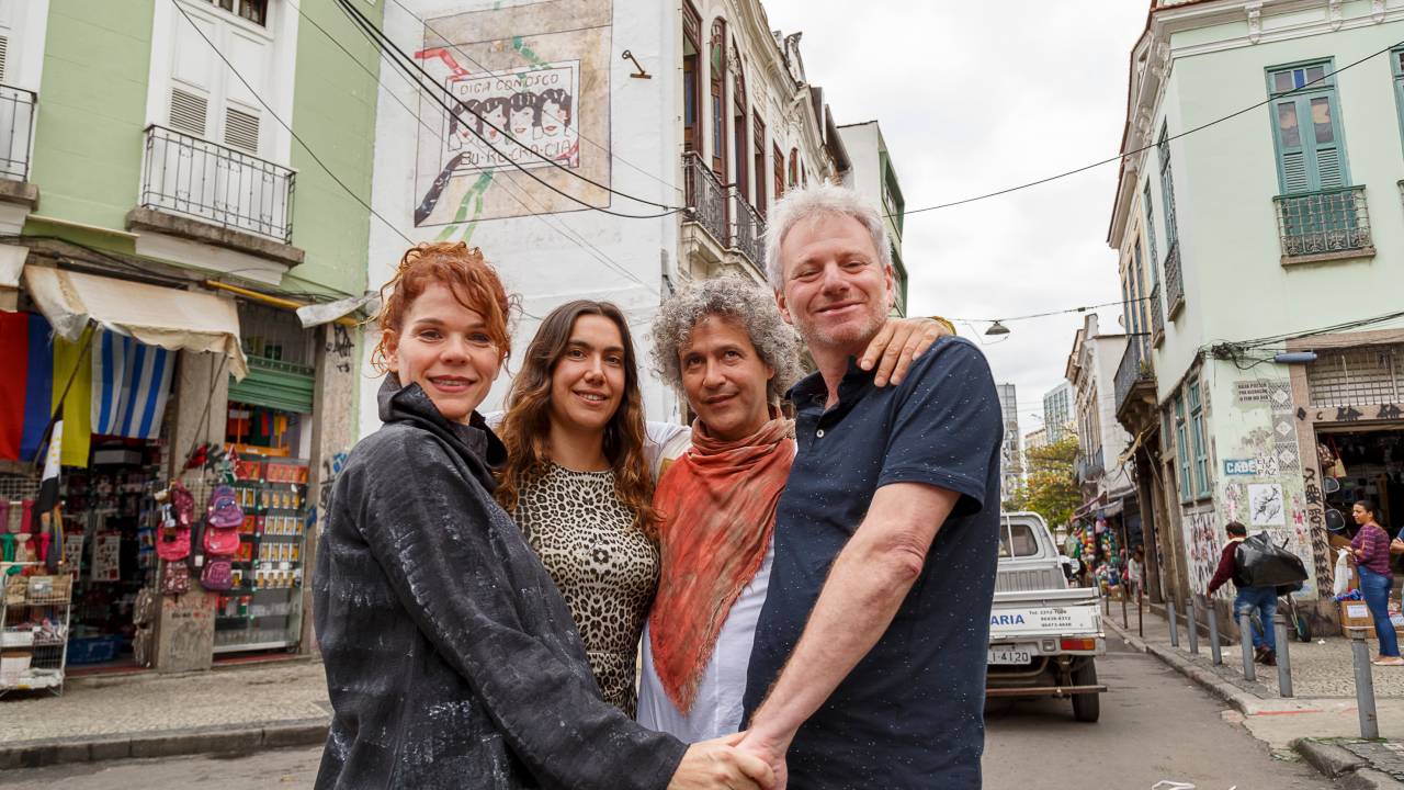 Os sócios da Gentil Carioca, Laura Lima, Ernesto Neto e Márcio Bottner, junto à diretora da galeria Elsa Ravazzolo (no meio, à esq.).