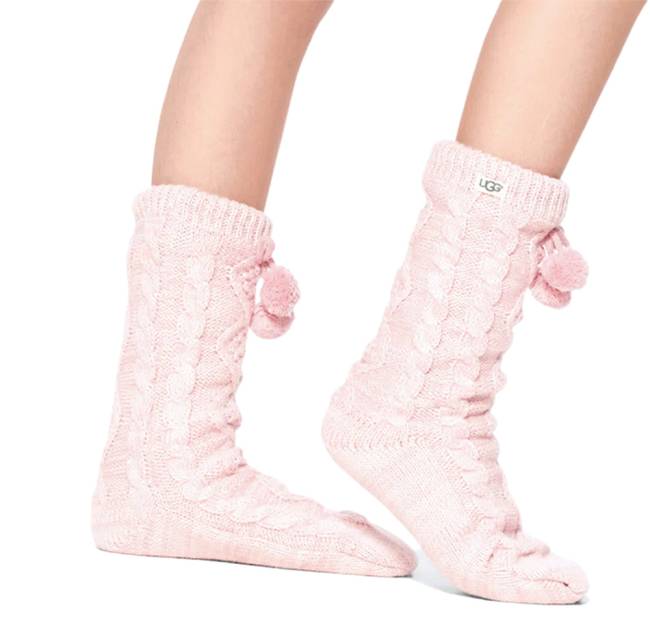 ugg.png Um par de meias rosas claro com duas bolinhas de lã de enfeite