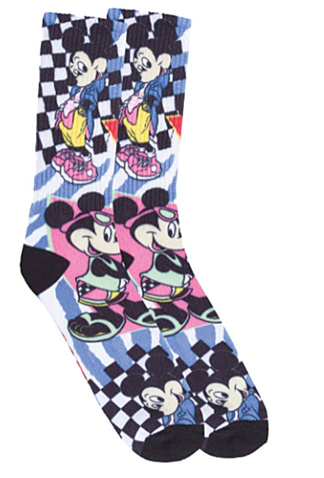 vans2.png Um par de meias em quadriculado azul tem os personagens Mickey e Minnie posando na estampa