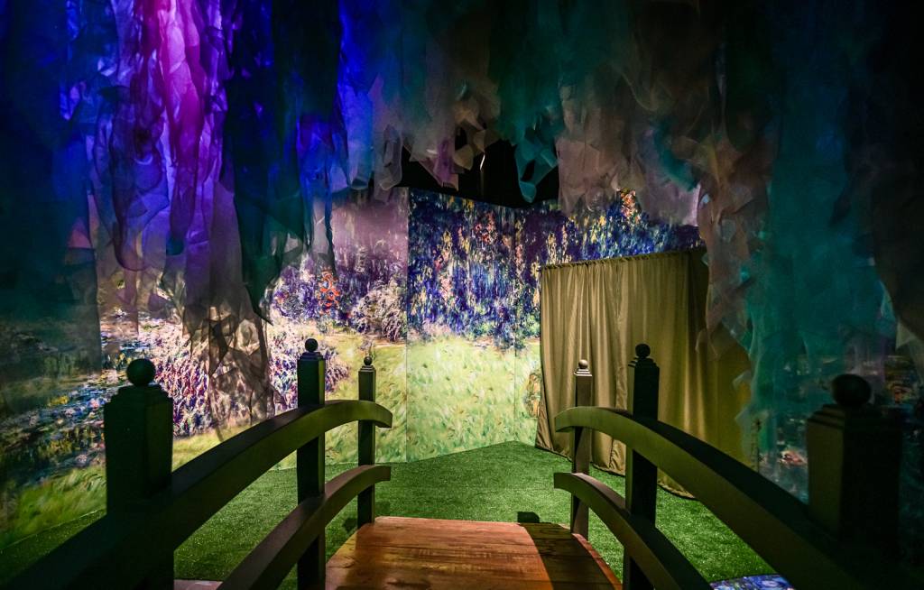 Exposição Paisagens Impressionistas de Monet Ponte japonesa cenográfica em meio à exposição