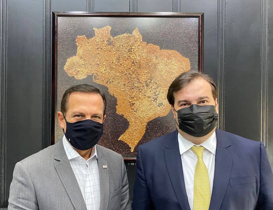 Imagem mostra João Doria e Rodrigo Maia lado a lado; ao fundo, quadro com mapa do Brasil