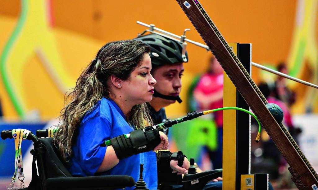 Evani Calado Atleta Evani Calado de perfil competindo na modalidade a bocha adaptada