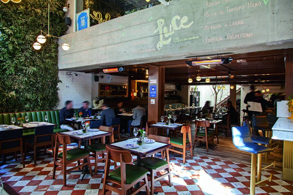 Luce Trattoria Pizza individual com queijo, salame, molho de tomate e manjericão.
