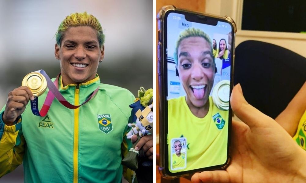 Montagem. À esquerda, Ana Marcela de pé, segurando a medalha de ouro e um buquê de flores no pódio olímpico. À direita, a namorada dela com celular na mão em videochamada.