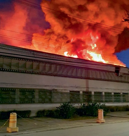 Cinemateca em chamas Foto mostra um galpão e, acima, muita fumaça e fogo no céu