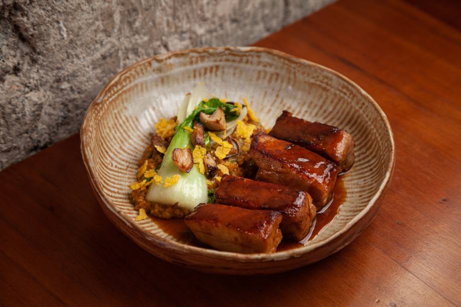 Costela de porco ao molho de melaço: com canjiquinha Costela de porco ao molho de melaço: com canjiquinha