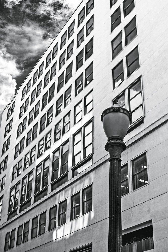 Edifício Diários Associados, primeira sede do MASP, fotografia de Juan Esteves q.jpg A imagem mostra o Prédio do Diários Associados. A foto é antiga, em preto e branco, e é um edifício com muitas janelas e horizontal.
