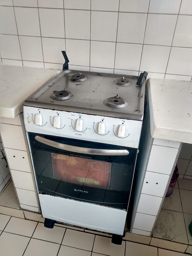 Fogão desmontado Crusp.jpg Um fogão sem as estruturas das bocas