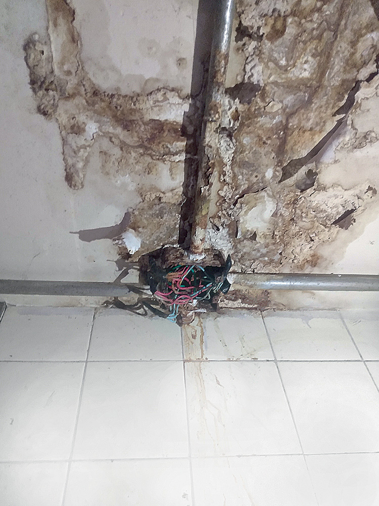 Infiltrações CRUSP pegando caixa de luz.jpg Infiltração em uma parede