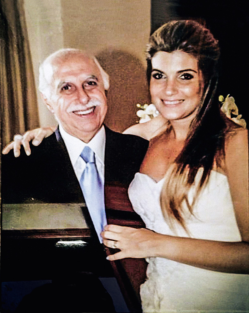 Detalhe de porta-retrato com a foto de casamento de Roger Abdelmassih e Larissa Maria Sacco Abdelmassih encontrado em uma das fazendas do médico em Avaré. Ele veste terno e ela um vestido de noiva. Ambos sorriem.