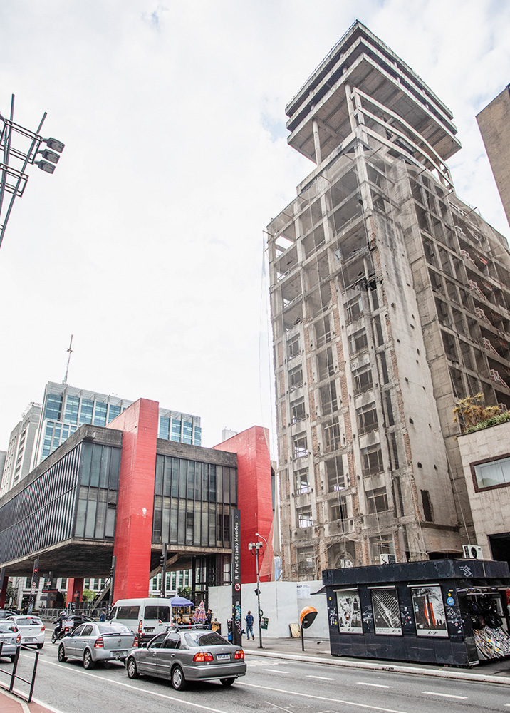 MASP A imagem mostra a fachada atual do Masp, e de seu lado, o edifício Dumont-Adams, ainda uma obra incompleta.