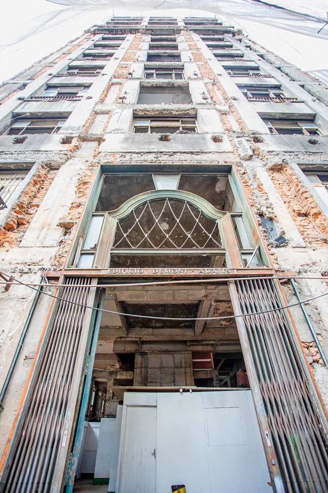 MASP A imagem mostra a fachada, evidentemente desgastada, do Dumont-Adams, em uma visão da calçada olhando para cima.