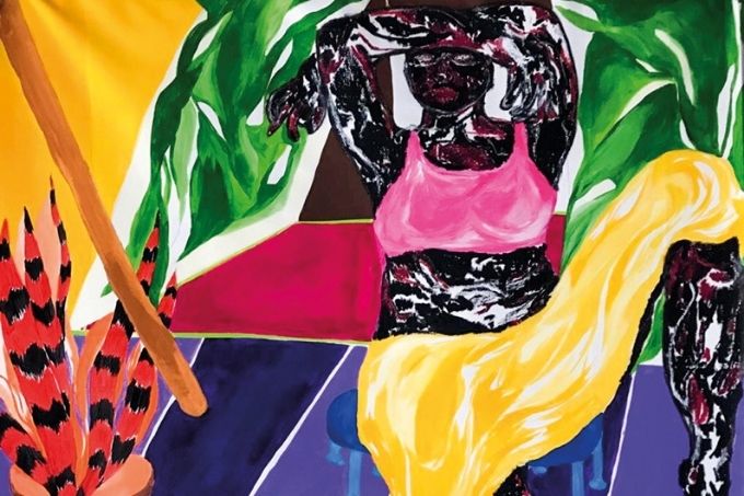 quadro protegida pelo meu sangue, de heloisa hariadne. na obra, uma mulher negra de top rosa e saia amarela está dançando na sala, com uma das pernas levantada acima da linha da cintura