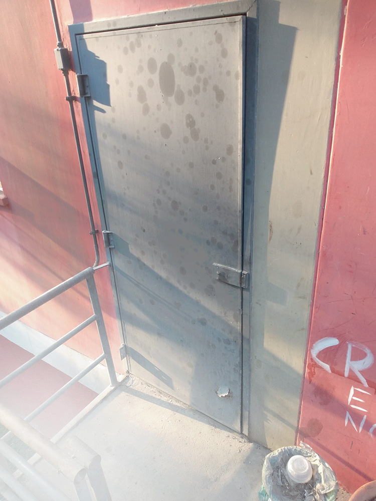 Saída de emergência CRUSP termina em porta que não abre.jpg Uma porta de saída de emergência cinza.