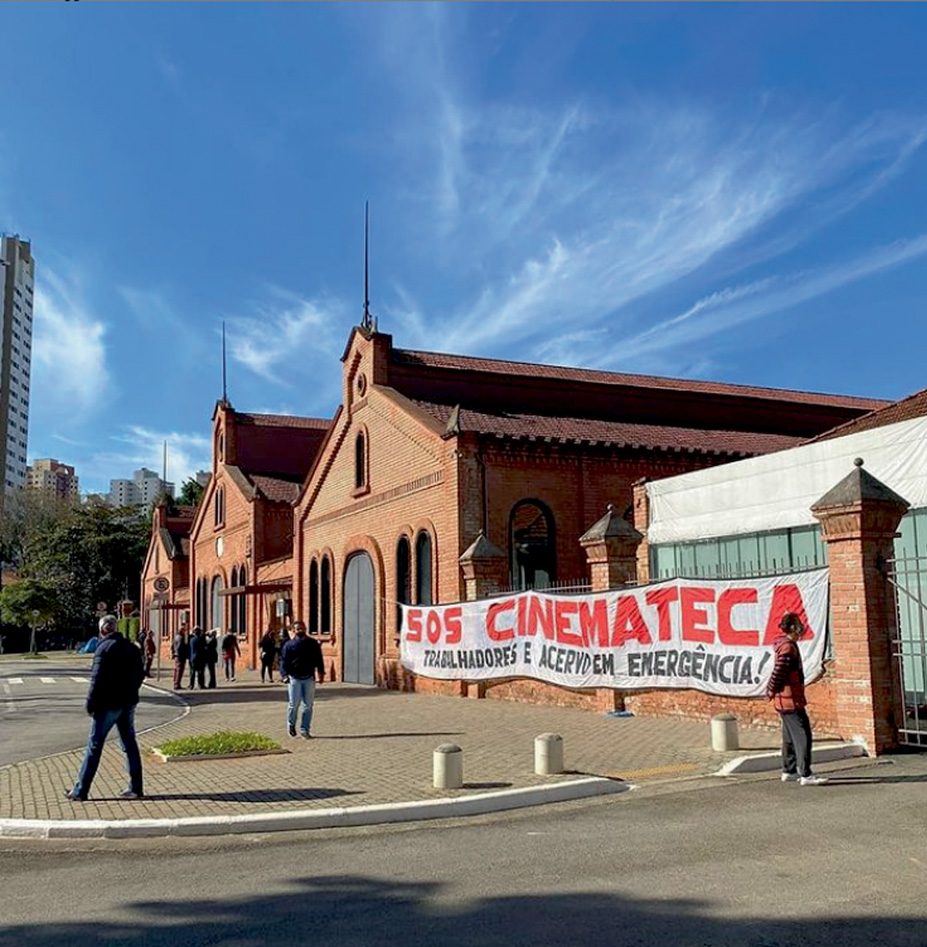 Foto Cinemateca Foto mostra edifícios, a sede da Cinemateca e uma placa escrita