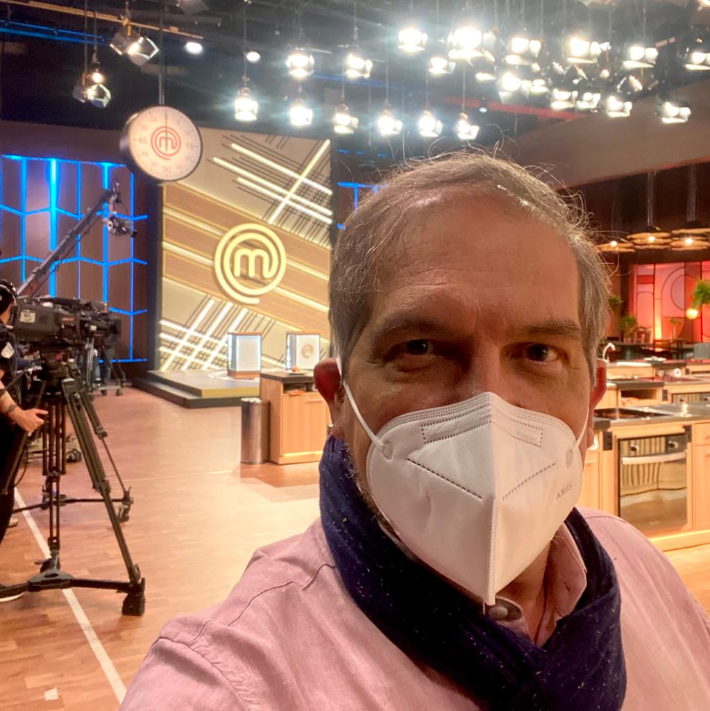 Selfie de Arnaldo Lorençato no estúdio do MasterChef Brasil.