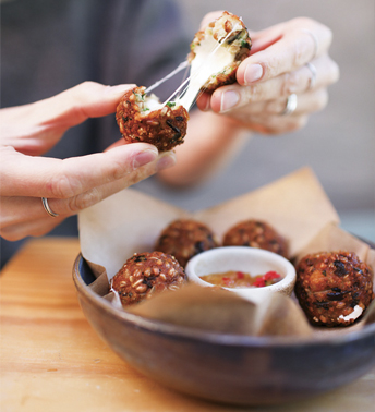 Bolinhos de arroz 7 grãos: recheados com muçarela de búfala Bolinhos de arroz 7 grãos: recheados com muçarela de búfala