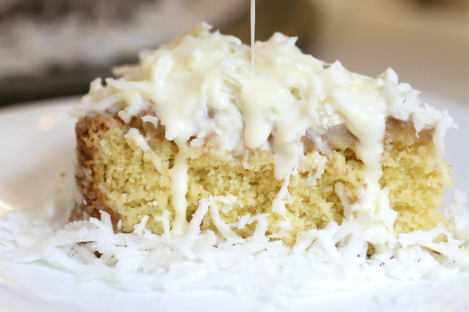 Bolo de coco: servido com calda de leite condensado à parte