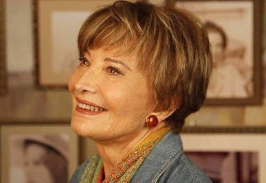 Imagem mostra Glória Menezes de perfil, sorrindo