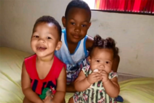 morte crianças Imagem mostra três crianças juntas em quarto. Dois meninos e uma menina