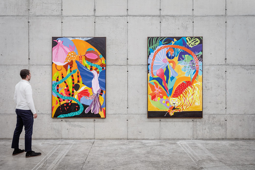 obras-Galeria-Leme-Heloisa-Hariadne-expo-Ouvindo-o-que-se-é-para-ser-e-estar-presente-nas-cores-da-vida.jpg foto de dois quadros da artista Heloisa Hariadne expostos na Galeria Leme, com uma pessoa, à esquerda, olhando para eles