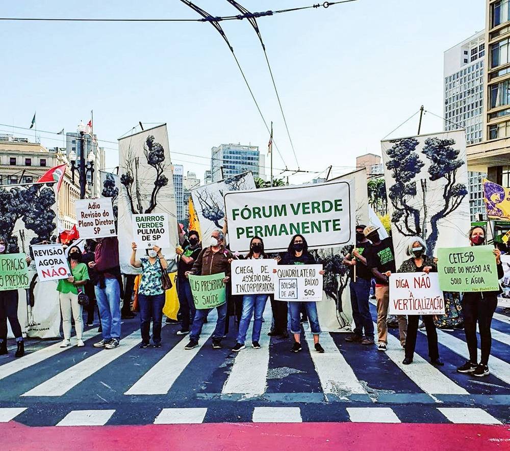 pessoas reunidas em rua à frente da prefeitura, no centro de São Paulo, com equipamentos de proteção contra a covid, em protesto pedindo o adiamento da revisão do plano diretor e com diversas faixas contendo reivindicações das mais diversas, como pró-quadrilátero das Vilas do Sol, pedindo fórum verde permanente e contra a verticalização da cidade