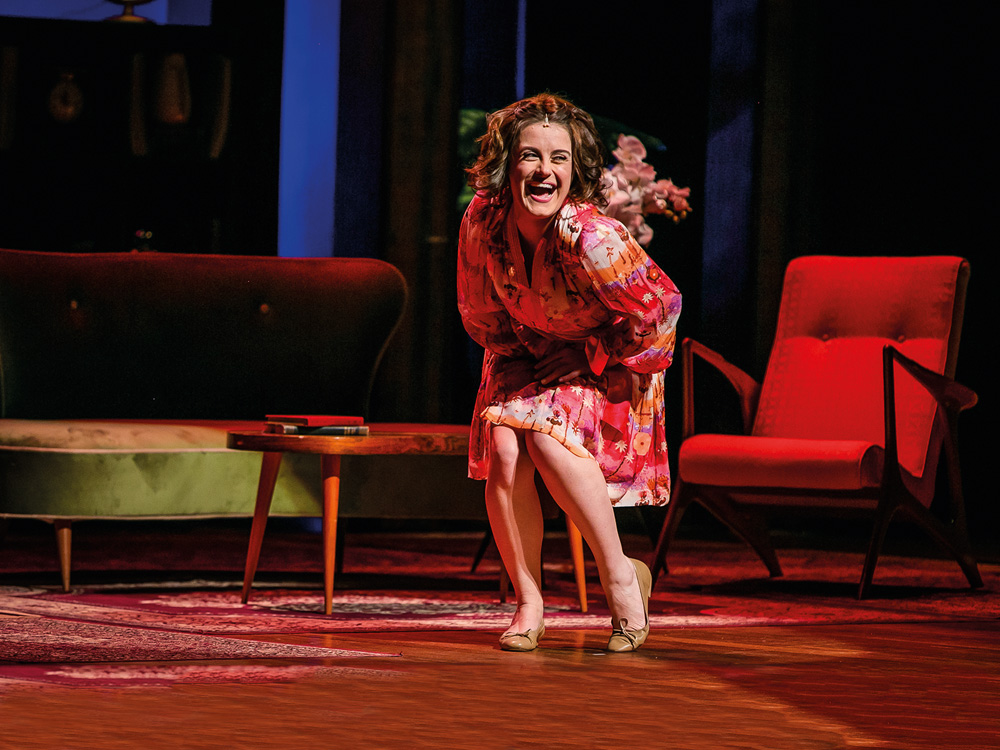 retorno-teatros-peça-som-e-sílaba-Alessandra-Maestrini.jpg alessandra maestrino contracenando dando risada em que curva o corpo. ela está com um vestido exuberante rendado rosa