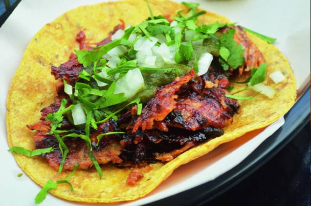 Al pastor: tortilhas de milho recheadas de lascas de carne de porco Al pastor: tortilhas de milho recheadas de lascas de carne de porco