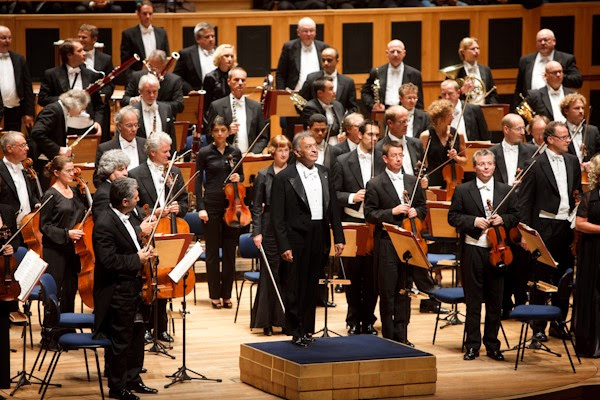 Na Sala São Paulo, orquestra se posiciona com o regente ao centro