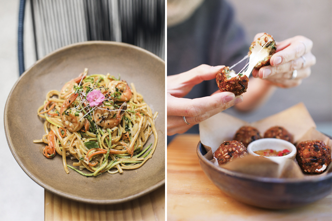 Duas imagens verticais unidas por linha fina, à esquerda em um prato fundo de cerâmica, macarrão com cenoura, abobrinha e camarão decorada por uma pequena rosa no topo. À direita, Pequenos bolinhos fritos em um recipiente fundo à direita acompanhados de geleia de pimenta com mão abrindo um deles acima, esticando o queijo do recheio.