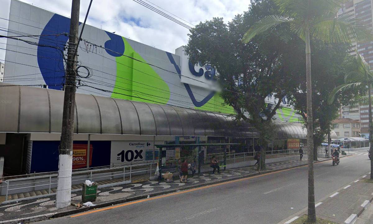 O supermercado onde um rapaz ficou preso por 36 horas no elevador