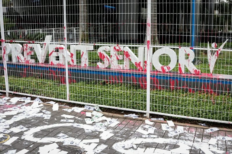 A fachada da Prevent Senior pintada de tinta vermelha