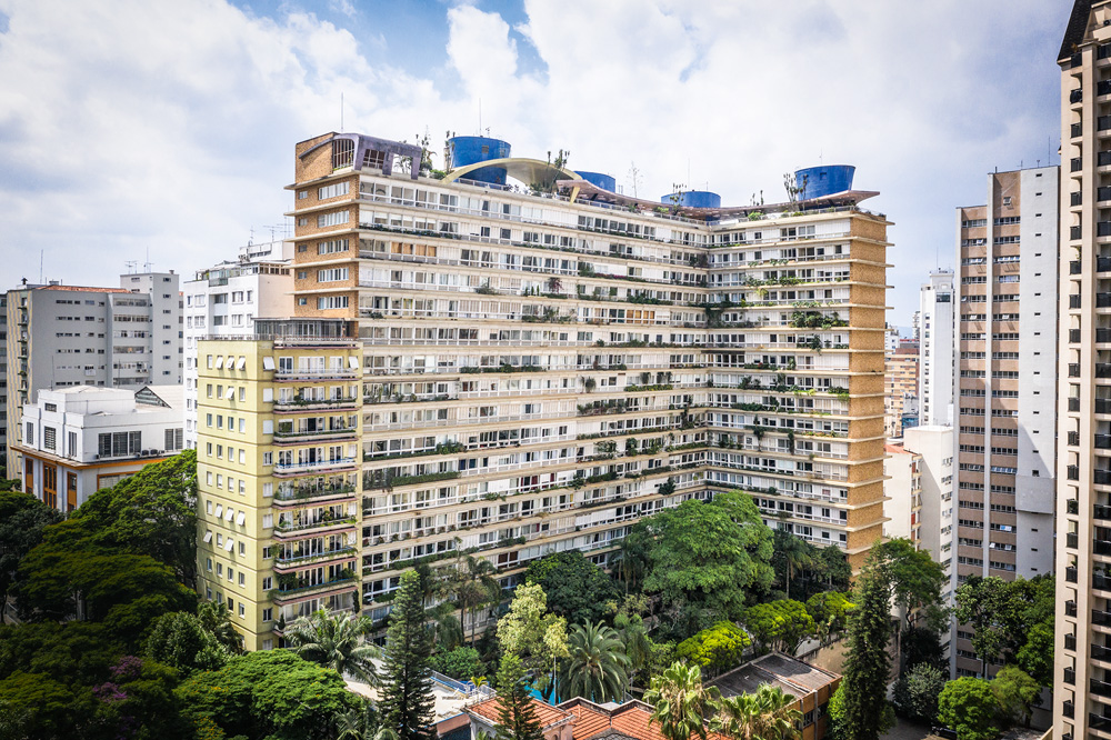 3878 x DJI_0115 x 011119.JPG Foto de longe do Edifício Bretagne. Em L, com muitos apartamentos e plantas nas janelas. Dá para ver o entorno da cidade ao redor do prédio