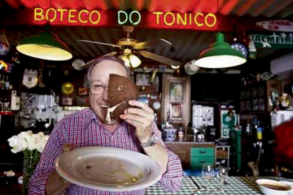 Jardim de Napoli Toninho Buonerba posa no salão do Jardim de Napoli