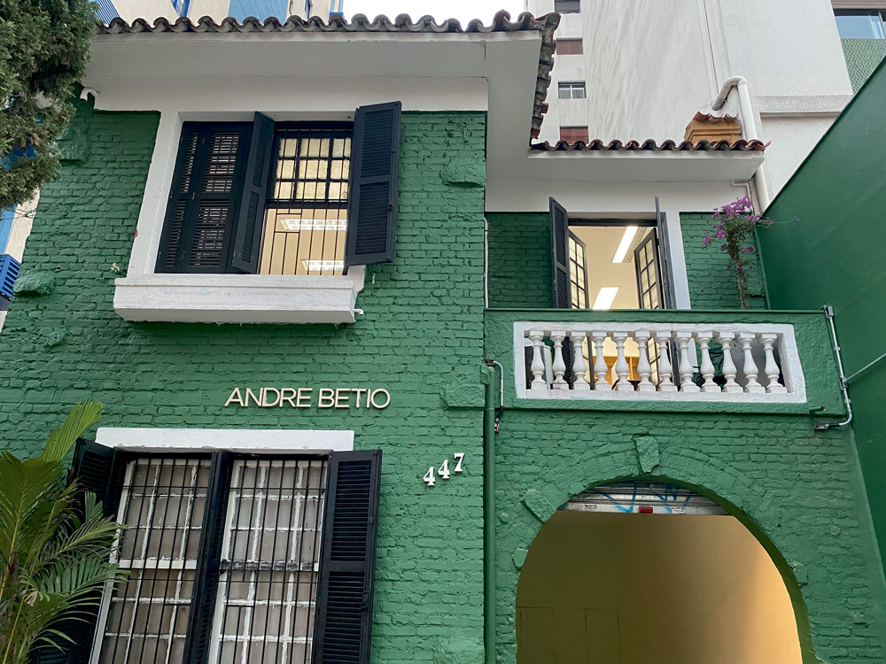 Andre-Betio-boom-casamentos-pandemia-novas-demandas-noivas-mais-rapidez Fachada de novo ateliê de Andre Betio, em Pinheiros. o estúdio tem fachada verde e tem o nome do estilista