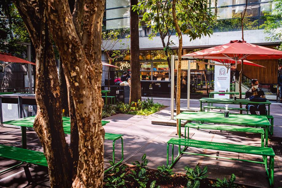 Mesas ao ar livre: na pracinha lateral ao Shopping Cidade São Paulo