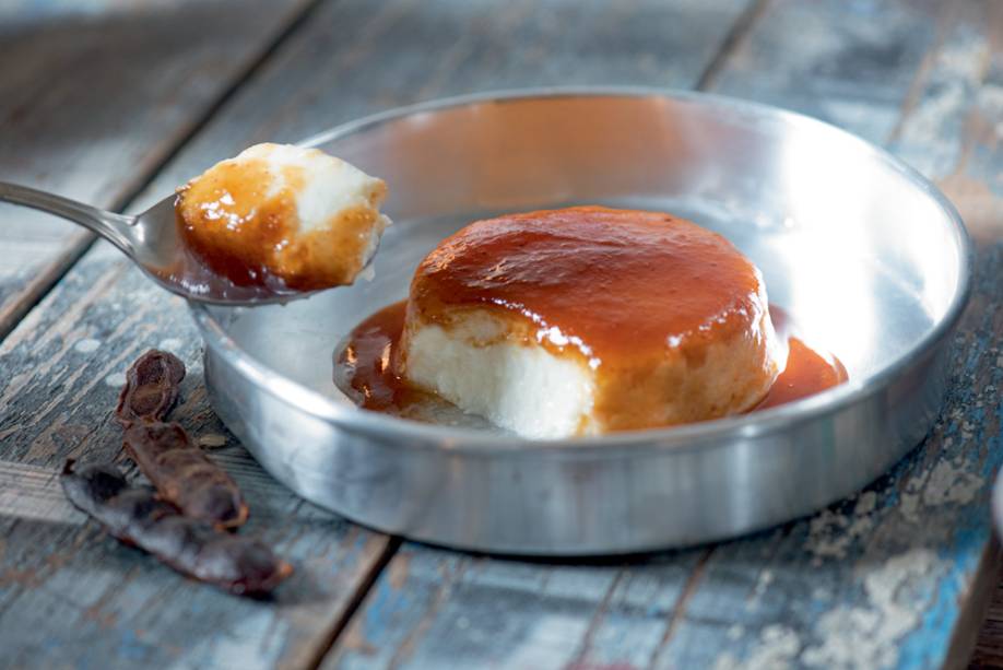 Manjar de coco com calda de tamarindo: doce na medida certa