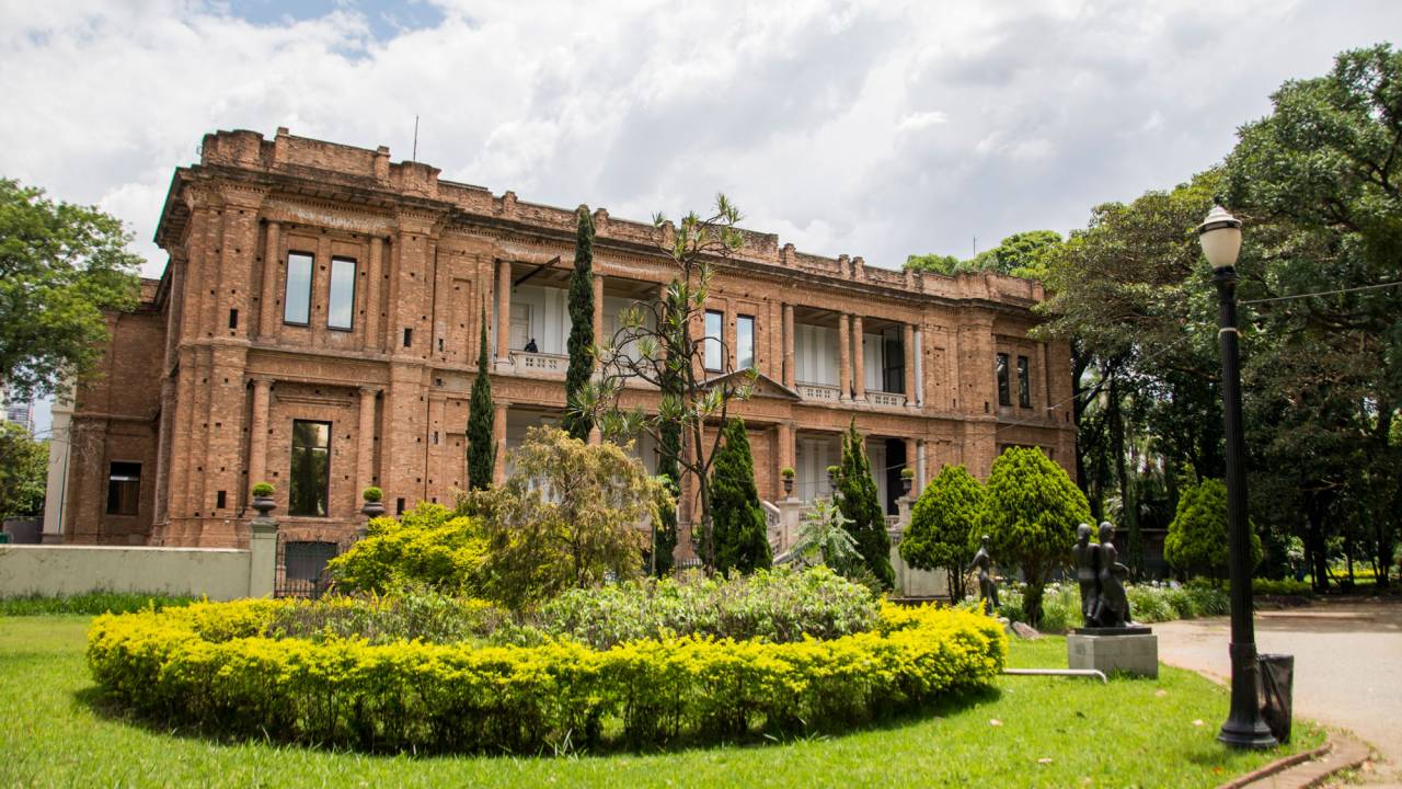 Imagem do prédio da Pinacoteca com jardim