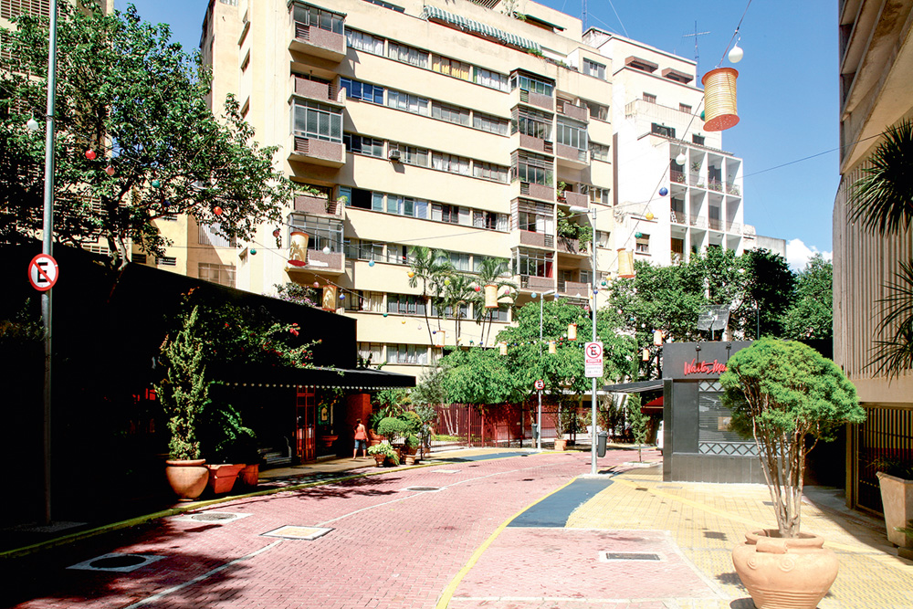 AQSP241 – PELA CIDADE/SE ESSA RUA FOSSE MINHA A imagem mostra a rua Avanhandava. É possível ver a calçada vermelha e um prédio ao fundo da imagem.
