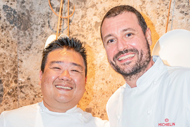 Chefs Edson Yamashita e Pier Paolo Picchi posam lado a lado