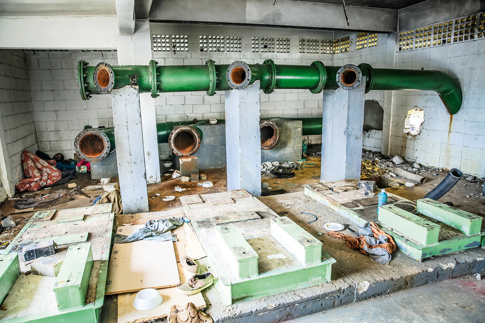 SABESP estação abandonada A imagem mostra uma pessoa deitada e com cobertas dentro da estação da Sabesp.